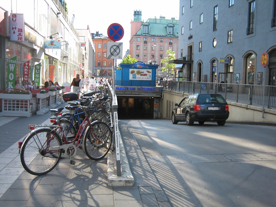 En ljus och modern garageanläggning i Stockholm.